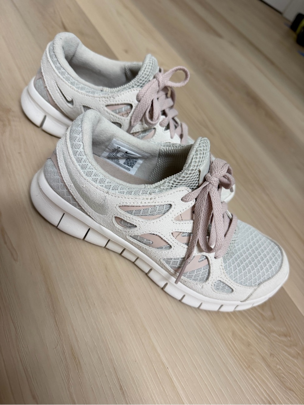 Nike sneakers for women size 7. Grey/ beige